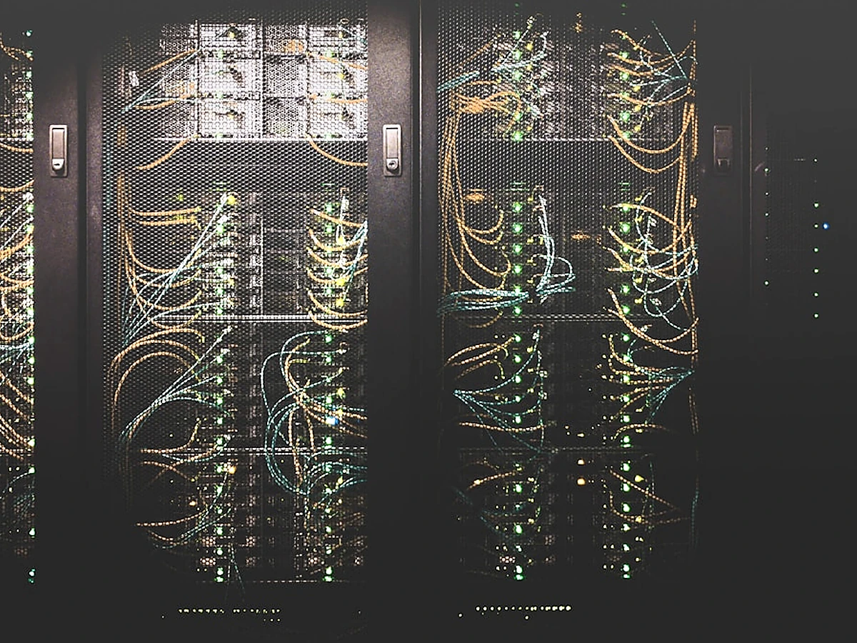 機房中的網路伺服器與連線設備
