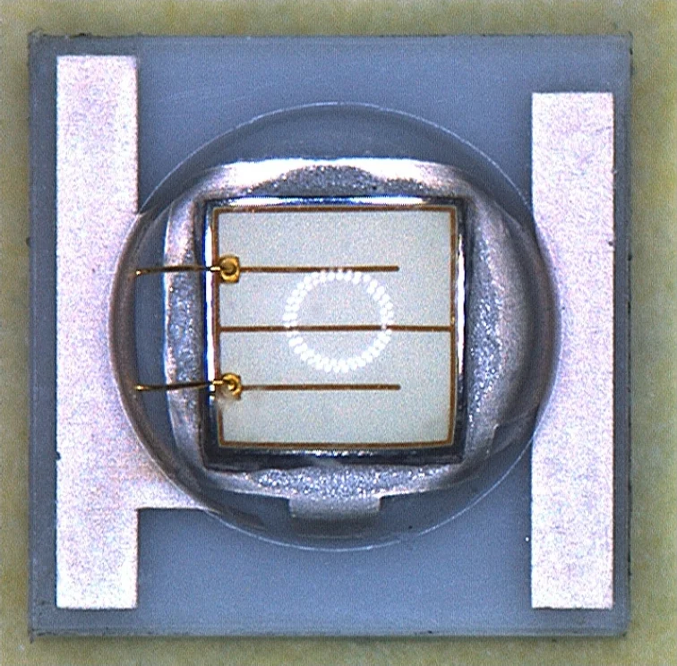 元件內部晶片與金屬連線近拍